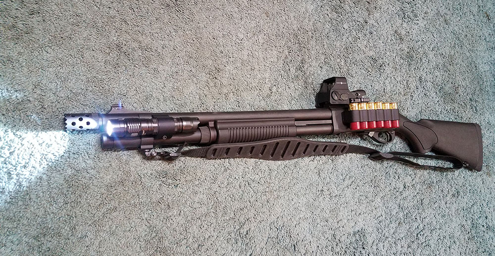 Remington 870 Sidesaddle, Flashlight, Holographic Sight
