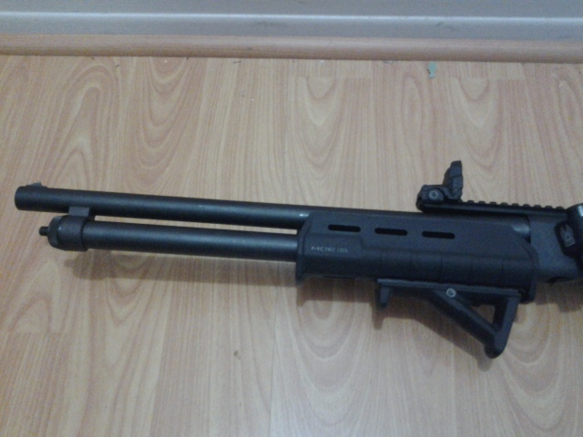 Remington 870 with Magpul forend, Magpul AFG2 angled foregrip