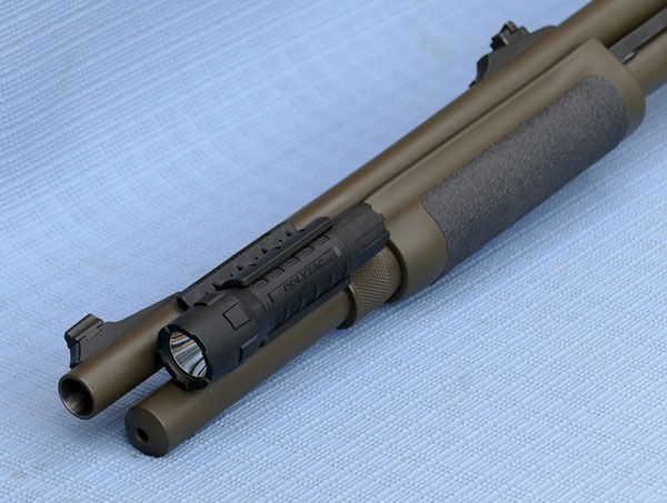 Remington 870, flashlight, rifle sights