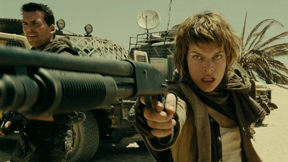 Milla Jovovich Shooting Mossberg 590 Shotgun One Handed (Resident Evil movie)